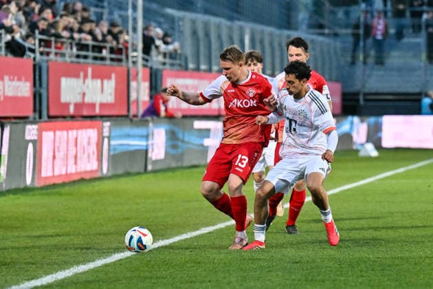 Regionalliga Bayern; FC Würzburger Kickers - FC Bayern München II; 10.04.2026 WÜRZBURG, DEUTSCHLAND - 10. APRIL: im Duell Philipp OCHS (Würzburger Kickers 13) und Mudaser SADAT (FC Bayern München II 7) während dem Match zwischen dem FC Würzburger Kickers und den Amateuren des FC Bayern München am 28. Spieltag der Regionalliga Bayern in der AKON Arena *** Regionalliga Bayern FC Würzburger Kickers FC Bayern München II 10 04 2026 WÜRZBURG, GERMANY 10 APRIL in the duel Philipp OCHS Würzburger Kickers 13 and Mudaser SADAT FC Bayern München II 7 during the match between FC Würzburger Kickers and the amateurs of FC Bayern München on matchday 28 of the Regionalliga Bayern at the AKON Arena Copyright: xBEAUTIFULxSPORTS Goldbergx