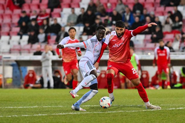 Regionalliga Bayern; FC Würzburger Kickers - FC Bayern München II; 10.04.2026 WÜRZBURG, DEUTSCHLAND - 10. APRIL: im Duell Bajung DARBOE (FC Bayern München II 7) und Ebrahim FARAHNAK (Würzburger Kickers 28) während dem Match zwischen dem FC Würzburger Kickers und den Amateuren des FC Bayern München am 28. Spieltag der Regionalliga Bayern in der AKON Arena *** Regionalliga Bayern FC Würzburger Kickers FC Bayern München II 10 04 2026 WÜRZBURG, GERMANY 10 APRIL in the duel Bajung DARBOE FC Bayern München II 7 and Ebrahim FARAHNAK Würzburger Kickers 28 during the match between FC Würzburger Kickers and the amateurs of FC Bayern München on matchday 28 of the Regionalliga Bayern at the AKON Arena Copyright: xBEAUTIFULxSPORTS Goldbergx