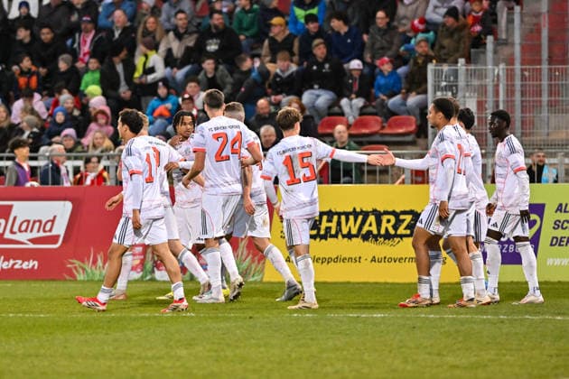 Regionalliga Bayern; FC Würzburger Kickers - FC Bayern München II; 10.04.2026 WÜRZBURG, DEUTSCHLAND - 10. APRIL: Jubel der Bayern nach dem Treffer zum 0-1 durch Mudaser SADAT (FC Bayern München II 7) während dem Match zwischen dem FC Würzburger Kickers und den Amateuren des FC Bayern München am 28. Spieltag der Regionalliga Bayern in der AKON Arena Tor Torschuetze Freude Happy *** Regionalliga Bayern FC Würzburger Kickers FC Bayern München II 10 04 2026 WÜRZBURG, GERMANY 10 APRIL Bayern cheer after Mudaser SADAT FC Bayern München II 7 scores to make it 0 1 during the match between FC Würzburger Kickers and FC Bayern München amateurs on matchday 28 of the Regionalliga Bayern at the AKON Arena Goal Goalkeeper Joy Happy Copyright: xBEAUTIFULxSPORTS Goldbergx