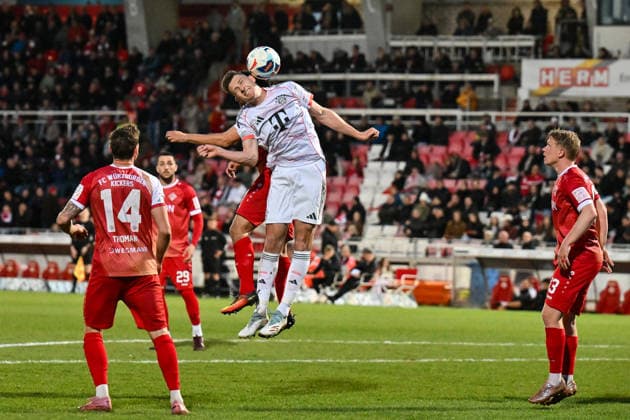 Regionalliga Bayern; FC Würzburger Kickers - FC Bayern München II; 10.04.2026 WÜRZBURG, DEUTSCHLAND - 10. APRIL: beim Kopfballduell David HEINDL (FC Bayern München II 4) während dem Match zwischen dem FC Würzburger Kickers und den Amateuren des FC Bayern München am 28. Spieltag der Regionalliga Bayern in der AKON Arena *** Regionalliga Bayern FC Würzburger Kickers FC Bayern München II 10 04 2026 WÜRZBURG, GERMANY 10 APRIL David HEINDL FC Bayern München II 4 during the match between FC Würzburger Kickers and FC Bayern München amateurs on matchday 28 of the Regionalliga Bayern at the AKON Arena Copyright: xBEAUTIFULxSPORTS Goldbergx