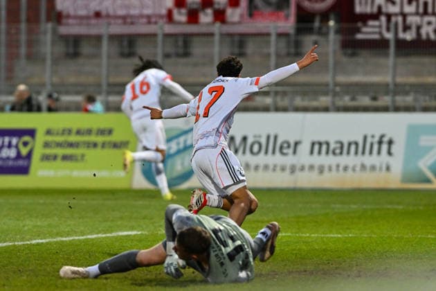 Regionalliga Bayern; FC Würzburger Kickers - FC Bayern München II; 10.04.2026 WÜRZBURG, DEUTSCHLAND - 10. APRIL: Jubel der Bayern nach dem Treffer zum 0-1 durch Mudaser SADAT (FC Bayern München II 7) während dem Match zwischen dem FC Würzburger Kickers und den Amateuren des FC Bayern München am 28. Spieltag der Regionalliga Bayern in der AKON Arena Tor Torschuetze Freude Happy *** Regionalliga Bayern FC Würzburger Kickers FC Bayern München II 10 04 2026 WÜRZBURG, GERMANY 10 APRIL Bayern cheer after Mudaser SADAT FC Bayern München II 7 scores to make it 0 1 during the match between FC Würzburger Kickers and FC Bayern München amateurs on matchday 28 of the Regionalliga Bayern at the AKON Arena Goal Goalkeeper Joy Happy Copyright: xBEAUTIFULxSPORTS Goldbergx