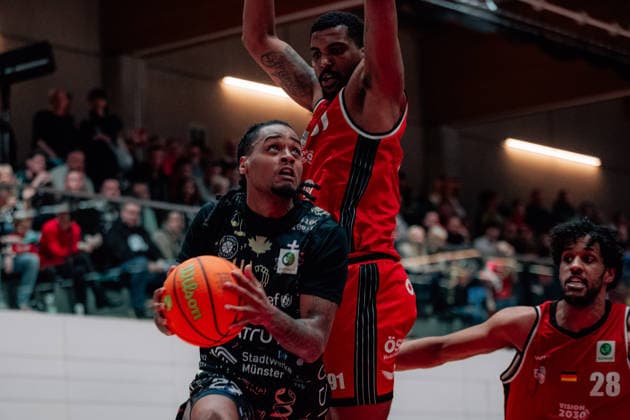 BB-2BL SBB Baskets - Uni Baskets Muenster Curtis Tarell Jones Jr (Uni Baskets Muenster) waehrend der Saison 2025-2026 in der 2. Barmer Basketball Bundesliga Pro A am 31. Spieltag zwischen SBB Baskets und Uni Baskets Muenster in der Wolfgang-Lakenmacher-Halle am 10. April 2026 in Magdeburg, Sachsen Anhalt, Deutschland *** BB 2BL SBB Baskets Uni Baskets Muenster Curtis Tarell Jones Jr Uni Baskets Muenster during the 2025 2026 season in the 2 Barmer Basketball Bundesliga Pro A on matchday 31 between SBB Baskets and Uni Baskets Muenster at Wolfgang Lakenmacher Halle on April 10, 2026 in Magdeburg, Sachsen Anhalt, Germany