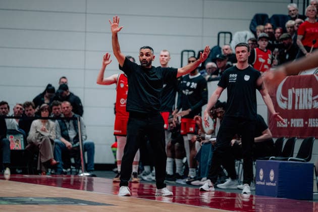 BB-2BL SBB Baskets - Uni Baskets Muenster Trainer Achmadschah Zazai (SBB Baskets)waehrend der Saison 2025-2026 in der 2. Barmer Basketball Bundesliga Pro A am 31. Spieltag zwischen SBB Baskets und Uni Baskets Muenster in der Wolfgang-Lakenmacher-Halle am 10. April 2026 in Magdeburg, Sachsen Anhalt, Deutschland *** BB 2BL SBB Baskets Uni Baskets Muenster Coach Achmadschah Zazai SBB Baskets during the 2025 2026 season in the 2 Barmer Basketball Bundesliga Pro A on matchday 31 between SBB Baskets and Uni Baskets Muenster at Wolfgang Lakenmacher Halle on April 10, 2026 in Magdeburg, Sachsen Anhalt, Germany
