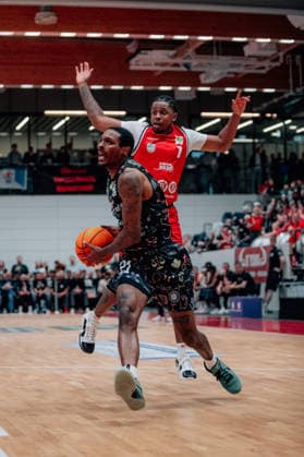 BB-2BL SBB Baskets - Uni Baskets Muenster Deshon Davion Taylor (Uni Baskets Muenster), Daivien Latrell Williamson (SBB Baskets) waehrend der Saison 2025-2026 in der 2. Barmer Basketball Bundesliga Pro A am 31. Spieltag zwischen SBB Baskets und Uni Baskets Muenster in der Wolfgang-Lakenmacher-Halle am 10. April 2026 in Magdeburg, Sachsen Anhalt, Deutschland *** BB 2BL SBB Baskets Uni Baskets Muenster Deshon Davion Taylor Uni Baskets Muenster , Daivien Latrell Williamson SBB Baskets during the 2025 2026 season in the 2 Barmer Basketball Bundesliga Pro A on matchday 31 between SBB Baskets and Uni Baskets Muenster at Wolfgang Lakenmacher Halle on April 10, 2026 in Magdeburg, Sachsen Anhalt, Germany