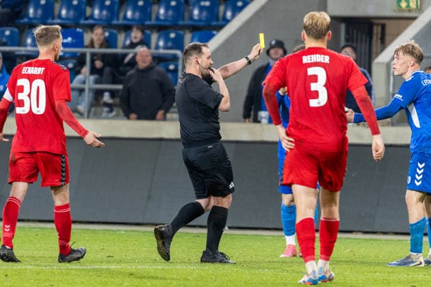 10.04.2026, Deutschland, Fussball, 1. FC Magdeburg U23 vs ZFC Meuselwitz, 29. Spieltag, Avnet-Arena, Saison 2025 2026 : Jacob Philipp (Schiedsrichter) mit Gelber Karte *** 10 04 2026, Germany, Soccer, 1 FC Magdeburg U23 vs ZFC Meuselwitz, Matchday 29, Avnet Arena, Season 2025 2026 Jacob Philipp Referee with yellow card Copyright: xMichellexLukax