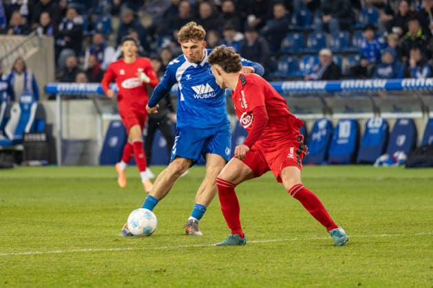 10.04.2026, Deutschland, Fussball, 1. FC Magdeburg U23 vs ZFC Meuselwitz, 29. Spieltag, Avnet-Arena, Saison 2025 2026 : Frenzel Joonas Joachim Peter (1. FC Magdeburg U23, 9) äzk Nitschke Ben (ZFC Meuselwitz, 16) *** 10 04 2026, Germany, Soccer, 1 FC Magdeburg U23 vs ZFC Meuselwitz, Matchday 29, Avnet Arena, Season 2025 2026 Frenzel Joonas Joachim Peter 1 FC Magdeburg U23, 9 äzk Nitschke Ben ZFC Meuselwitz, 16 Copyright: xMichellexLukax