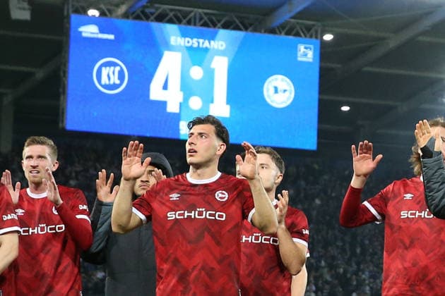 10.04.2026, xrekx, Fussball 2.Bundesliga, Karlsruher SC - Arminia Bielefeld v.l. Arminia Bieldefeld Manschaft bedankt bedanken sich bei den Fans, the player thanks the fans for their support Arne Sicker (Arminia Bielefeld) Stefano Russo (Arminia Bielefeld) Felix Hagmann (Arminia Bielefeld) (DFL DFB REGULATIONS PROHIBIT ANY USE OF PHOTOGRAPHS as IMAGE SEQUENCES and or QUASI-VIDEO) Karlsruhe *** 10 04 2026, xrekx, Fussball 2 Bundesliga, Karlsruher SC Arminia Bielefeld v l Arminia Bieldefeld Manschaft dank dank sich an den Fans, the player thanks the fans for their support Arne Sicker Arminia Bielefeld Stefano Russo Arminia Bielefeld Felix Hagmann Arminia Bielefeld DFL DFB REGULATIONS PROHIBIT ANY USE OF PHOTOGRAPHS as IMAGE SEQUENCES and or QUASI VIDEO Karlsruhe