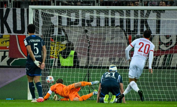 10.04.2026, xemx, Fussball 1.Bundesliga, FC Augsburg - TSG Hoffenheim v.l. Alexis Claude-Maurice (FC Augsburg) Goal scored, erziehlt das Tor zum 1:0 Oliver Baumann (TSG Hoffenheim) kann nicht halten (DFL DFB REGULATIONS PROHIBIT ANY USE OF PHOTOGRAPHS as IMAGE SEQUENCES and or QUASI-VIDEO) Augsburg *** 10 04 2026, xemx, Fussball 1 Bundesliga, FC Augsburg TSG Hoffenheim v l Alexis Claude Maurice FC Augsburg Goal scored, erziehlt das Tor zum 1 0 Oliver Baumann TSG Hoffenheim kann nicht halten DFL DFB REGULATIONS PROHIBIT ANY USE OF PHOTOGRAPHS as IMAGE SEQUENCES and or QUASI VIDEO Augsburg