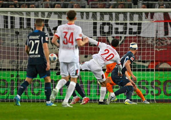 10.04.2026, Fussball 1. Bundesliga 2025 2026, 29.Spieltag, FC Augsburg - TSG 1899 Hoffenheim, in der WWK-Arena Augsburg. Alexis Julian Claude-Maurice (FC Augsburg) trifft zum 1:0 gegen Torwart Oliver Baumann (TSG 1899 Hoffenheim) v.l. Andrei Kramaric (TSG 1899 Hoffenheim), Ozan Kabak (TSG 1899 Hoffenheim), Arthur Chaves (FC Augsburg), Torwart Oliver Baumann (TSG 1899 Hoffenheim), Alexis Julian Claude-Maurice (FC Augsburg) und Albian Hajdari (TSG 1899 Hoffenheim) ***DFL and DFB regulations prohibit any use of photographs as image sequences and or quasi-video.*** *** 10 04 2026, Soccer 1 Bundesliga 2025 2026, Matchday 29, FC Augsburg TSG 1899 Hoffenheim, at WWK Arena Augsburg Alexis Julian Claude Maurice FC Augsburg scores for 1 0 against goalkeeper Oliver Baumann TSG 1899 Hoffenheim v l Andrei Kramaric TSG 1899 Hoffenheim , Ozan Kabak TSG 1899 Hoffenheim , Arthur Chaves FC Augsburg , Goalkeeper Oliver Baumann TSG 1899 Hoffenheim , Alexis Julian Claude Maurice FC Augsburg and Albian Hajdari TSG 1899 Hoffenheim DFL and DFB regulations prohibit any use of photographs as image sequences and or quasi video