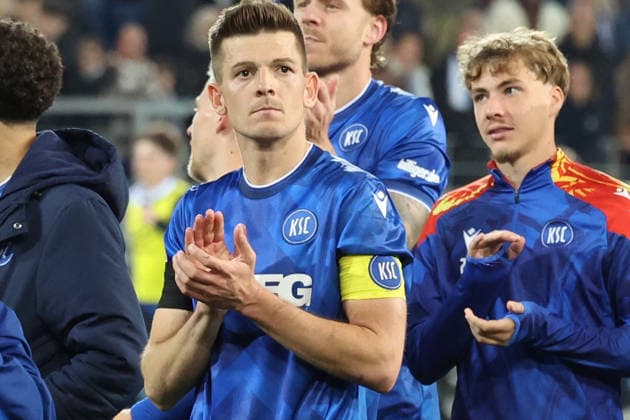 10.04.2026, xrekx, Fussball 2.Bundesliga, Karlsruher SC - Arminia Bielefeld v.l. Marvin Wanitzek (Karlsruher SC) bedankt bedanken sich bei den Fans, the player thanks the fans for their support Mannschaft, Spieler, jubeln nach Spielende, Team, Player, celebrate at the end of the match (DFL DFB REGULATIONS PROHIBIT ANY USE OF PHOTOGRAPHS as IMAGE SEQUENCES and or QUASI-VIDEO) Karlsruhe *** 10 04 2026, xrekx, Fussball 2 Bundesliga, Karlsruher SC Arminia Bielefeld v l Marvin Wanitzek Karlsruher SC bedankt danken sich bei den Fans, the player thanks the fans for their support Mannschaft, Spieler, jubeln nach Spielende, Team, Player, celebrate at the end of the match DFL DFB REGULATIONS PROHIBIT ANY USE OF PHOTOGRAPHS as IMAGE SEQUENCES and or QUASI VIDEO Karlsruhe