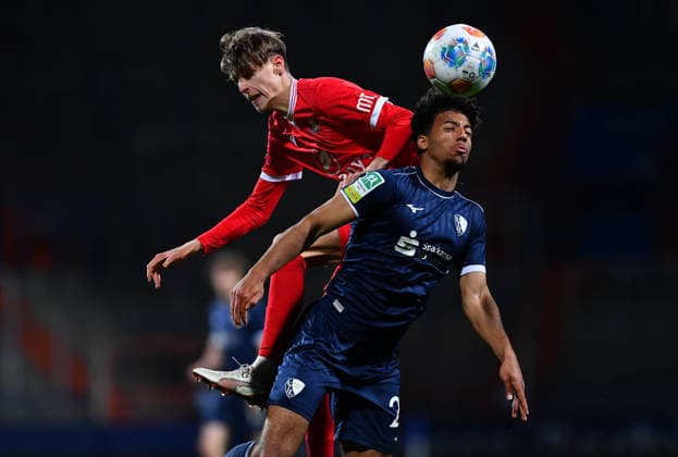 Fußball Herren Regionalliga West Saison 2025 2026 29. Spieltag: VfL Bochum U21, U 21 - Wuppertaler SV am 10.04.2026 im Vonovia Ruhrstadion in Bochum Levin Müller ( Wuppertaler SV ), oben - Jonathan Akaegbobi ( VfL Bochum U21 ), unten Nordrhein-Westfalen Deutschland *** Soccer Men Regionalliga West Season 2025 2026 29 Matchday VfL Bochum U21 Wuppertaler SV on 10 04 2026 at Vonovia Ruhrstadion in Bochum Levin Müller Wuppertaler SV , above Jonathan Akaegbobi VfL Bochum U21 , below North Rhine Westphalia Germany