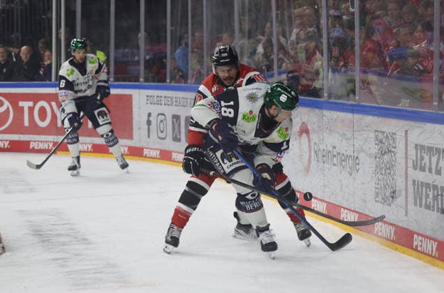v.l. Tanner Kero (Koelner Haie, 10), Jonas Mueller (Eisbaeren Berlin 18), im Hintergrund Kai Wissmann (Eisbaeren Berlin 06) Koelner Haie vs. Eisbaeren Berlin, Eishockey, DEL, Playoffs, Halbfinale Spiel 2, Spielzeit 2025 2026, 10.04.2026 Koelner Haie vs. Eisbaeren Berlin, Eishockey, DEL, Playoffs, Halbfinale Spiel 2, Spielzeit 2025 2026, 10.04.2026 Koeln *** f l Tanner Kero Koelner Haie, 10 , Jonas Mueller Eisbaeren Berlin 18 , in the background Kai Wissmann Eisbaeren Berlin 06 Koelner Haie vs Eisbaeren Berlin, Ice Hockey, DEL, Playoffs, Semifinal Game 2, Season 2025 2026, 10 04 2026 Koelner Haie vs Eisbaeren Berlin, Ice Hockey, DEL, Playoffs, Semifinal Game 2, Season 2025 2026, 10 04 2026 Koeln Copyright: xEibner-Pressefotox xThomasxStoecx EP_TSR