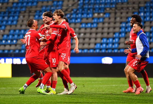Fußball Herren Regionalliga West Saison 2025 2026 29. Spieltag: VfL Bochum U21, U 21 - Wuppertaler SV am 10.04.2026 im Vonovia Ruhrstadion in Bochum Die Wuppertaler Spieler freuen sich über das 0:1 Nordrhein-Westfalen Deutschland *** Soccer Men Regionalliga West Season 2025 2026 29 Matchday VfL Bochum U21 Wuppertaler SV on 10 04 2026 at the Vonovia Ruhrstadion in Bochum The Wuppertal players are happy about the 0 1 North Rhine-Westphalia Germany