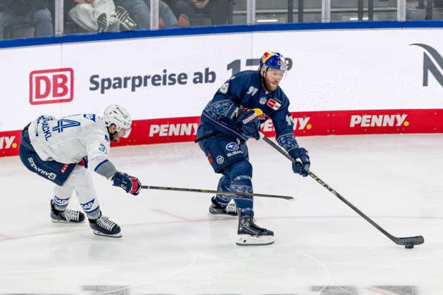 Kampf um den Puck Zweikampf zwischen Tom Kuehnhackl (Adler Mannheim, 34) und Dillon Heatherington (EHC Red Bull Muenchen, 95) GER, EHC Red Bull Muenchen vs. Adler Mannheim, Eishockey, DEL, Playoffs, Halbfinale Spiel 2, Saison 2025 2026, 10.04.2026. GER, EHC Red Bull Muenchen vs. Adler Mannheim, Eishockey, DEL, Playoffs, Halbfinale Spiel 2, Saison 2025 2026, 10.04.2026. Muenchen *** Battle for the puck duel between Tom Kuehnhackl Adler Mannheim, 34 and Dillon Heatherington EHC Red Bull Muenchen, 95 GER, EHC Red Bull Muenchen vs Adler Mannheim, ice hockey, DEL, playoffs, semi-final game 2, 2025 2026 season, 10 04 2026 GER, EHC Red Bull Muenchen vs Adler Mannheim, ice hockey, DEL, playoffs, semi-final game 2, 2025 2026 season, 10 04 2026 Muenchen Copyright: xEibner-Pressefoto HeikexFeinerx EP_HFR
