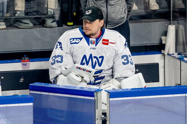 Backup Johan Mattsson (Torwart, Adler Mannheim, 33) auf der Bank GER, EHC Red Bull Muenchen vs. Adler Mannheim, Eishockey, DEL, Playoffs, Halbfinale Spiel 2, Saison 2025 2026, 10.04.2026. GER, EHC Red Bull Muenchen vs. Adler Mannheim, Eishockey, DEL, Playoffs, Halbfinale Spiel 2, Saison 2025 2026, 10.04.2026. Muenchen *** Backup Johan Mattsson Goalkeeper, Adler Mannheim, 33 on the bench GER, EHC Red Bull Muenchen vs Adler Mannheim, Ice Hockey, DEL, Playoffs, Semifinal Game 2, Season 2025 2026, 10 04 2026 GER, EHC Red Bull Muenchen vs Adler Mannheim, Ice Hockey, DEL, Playoffs, Semifinal Game 2, Season 2025 2026, 10 04 2026 Muenchen Copyright: xEibner-Pressefoto HeikexFeinerx EP_HFR