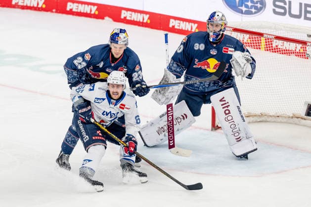 Alberts Smits (EHC Red Bull Muenchen, 23) verteidigt gegen Marc Michaelis (Adler Mannheim, 65) vor dem Tor von Antoine Bibeau (Torwart, EHC Red Bull Muenchen, 30) GER, EHC Red Bull Muenchen vs. Adler Mannheim, Eishockey, DEL, Playoffs, Halbfinale Spiel 2, Saison 2025 2026, 10.04.2026. GER, EHC Red Bull Muenchen vs. Adler Mannheim, Eishockey, DEL, Playoffs, Halbfinale Spiel 2, Saison 2025 2026, 10.04.2026. Muenchen *** Alberts Smits EHC Red Bull Muenchen, 23 defends against Marc Michaelis Adler Mannheim, 65 in front of Antoine Bibeaus goal Goalkeeper, EHC Red Bull Muenchen, 30 GER, EHC Red Bull Muenchen vs Adler Mannheim, Ice Hockey, DEL, Playoffs, Semifinal Game 2, 2025 2026 Season, 10 04 2026 GER, EHC Red Bull Muenchen vs Adler Mannheim, Ice Hockey, DEL, Playoffs, Semifinal Game 2, 2025 2026 Season, 10 04 2026 Muenchen Copyright: xEibner-Pressefoto HeikexFeinerx EP_HFR