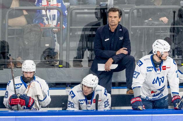 Dallas Eakins (Chef-Trainer, Adler Mannheim) GER, EHC Red Bull Muenchen vs. Adler Mannheim, Eishockey, DEL, Playoffs, Halbfinale Spiel 2, Saison 2025 2026, 10.04.2026. GER, EHC Red Bull Muenchen vs. Adler Mannheim, Eishockey, DEL, Playoffs, Halbfinale Spiel 2, Saison 2025 2026, 10.04.2026. Muenchen *** Dallas Eakins Head Coach, Adler Mannheim GER, EHC Red Bull Muenchen vs Adler Mannheim, Ice Hockey, DEL, Playoffs, Semifinal Game 2, Season 2025 2026, 10 04 2026 GER, EHC Red Bull Muenchen vs Adler Mannheim, Ice Hockey, DEL, Playoffs, Semifinal Game 2, Season 2025 2026, 10 04 2026 Muenchen Copyright: xEibner-Pressefoto HeikexFeinerx EP_HFR