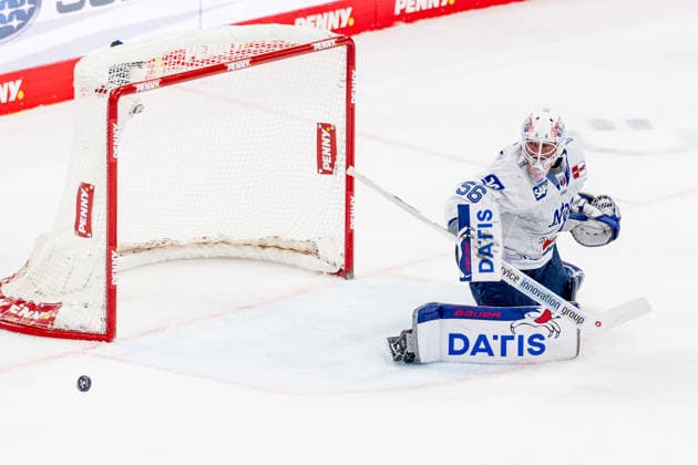 Maximilian Franzreb (Torwart, Adler Mannheim, 56) im Glueck, der Puck geht vorbei am Tor GER, EHC Red Bull Muenchen vs. Adler Mannheim, Eishockey, DEL, Playoffs, Halbfinale Spiel 2, Saison 2025 2026, 10.04.2026. GER, EHC Red Bull Muenchen vs. Adler Mannheim, Eishockey, DEL, Playoffs, Halbfinale Spiel 2, Saison 2025 2026, 10.04.2026. Muenchen *** Maximilian Franzreb goalkeeper, Adler Mannheim, 56 in luck, the puck goes past the goal GER, EHC Red Bull Muenchen vs Adler Mannheim, ice hockey, DEL, playoffs, semi-final game 2, season 2025 2026, 10 04 2026 GER, EHC Red Bull Muenchen vs Adler Mannheim, ice hockey, DEL, playoffs, semi-final game 2, season 2025 2026, 10 04 2026 Muenchen Copyright: xEibner-Pressefoto HeikexFeinerx EP_HFR