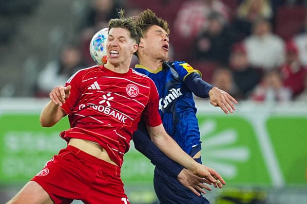 10.04.2026, xydrx, Fußball, 2. Fußball Bundesliga, Fortuna Düsseldorf - Holstein Kiel, Saison 2025 2026, Merkur Spiel-Arena: Cedric Itten (Fortuna Düsseldorf, 13) im Zweikampf gegen Frederik Roslyng (Holstein Kiel, 2) DFB regulations prohibit any use of photographs as image sequences and or quasi-video. *** 10 04 2026, xydrx, Fußball, 2 Fußball Bundesliga, Fortuna Düsseldorf Holstein Kiel, Saison 2025 2026, Merkur Spiel Arena Cedric Itten Fortuna Düsseldorf, 13 im Zweikampf gegen Frederik Roslyng Holstein Kiel, 2 DFB regulations prohibit any use of photographs as image sequences and or quasi video Copyright: HMBxMedia YannisxDreimann
