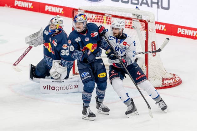 Maximilian Daubner (EHC Red Bull Muenchen, 70) verteidigt gegen Tom Kuehnhackl (Adler Mannheim, 34) vor dem Tor von Antoine Bibeau (Torwart, EHC Red Bull Muenchen, 30) GER, EHC Red Bull Muenchen vs. Adler Mannheim, Eishockey, DEL, Playoffs, Halbfinale Spiel 2, Saison 2025 2026, 10.04.2026. GER, EHC Red Bull Muenchen vs. Adler Mannheim, Eishockey, DEL, Playoffs, Halbfinale Spiel 2, Saison 2025 2026, 10.04.2026. Muenchen *** Maximilian Daubner EHC Red Bull Muenchen, 70 defends against Tom Kuehnhackl Adler Mannheim, 34 in front of the goal of Antoine Bibeau goalie, EHC Red Bull Muenchen, 30 GER, EHC Red Bull Muenchen vs Adler Mannheim, Ice Hockey, DEL, Playoffs, Semifinal Game 2, Season 2025 2026, 10 04 2026 GER, EHC Red Bull Muenchen vs Adler Mannheim, Ice Hockey, DEL, Playoffs, Semifinal Game 2, Season 2025 2026, 10 04 2026 Muenchen Copyright: xEibner-Pressefoto HeikexFeinerx EP_HFR