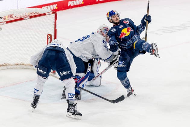Kristian Reichel (Adler Mannheim, 11) gegen Taro Hirose (EHC Red Bull Muenchen, 17) vor dem Tor von Maximilian Franzreb (Torwart, Adler Mannheim, 56) GER, EHC Red Bull Muenchen vs. Adler Mannheim, Eishockey, DEL, Playoffs, Halbfinale Spiel 2, Saison 2025 2026, 10.04.2026. GER, EHC Red Bull Muenchen vs. Adler Mannheim, Eishockey, DEL, Playoffs, Halbfinale Spiel 2, Saison 2025 2026, 10.04.2026. Muenchen *** Kristian Reichel Adler Mannheim, 11 against Taro Hirose EHC Red Bull Muenchen, 17 in front of the goal of Maximilian Franzreb goalkeeper, Adler Mannheim, 56 GER, EHC Red Bull Muenchen vs Adler Mannheim, ice hockey, DEL, playoffs, semi-final game 2, 2025 2026 season, 10 04 2026 GER, EHC Red Bull Muenchen vs Adler Mannheim, ice hockey, DEL, playoffs, semi-final game 2, 2025 2026 season, 10 04 2026 Muenchen Copyright: xEibner-Pressefoto HeikexFeinerx EP_HFR