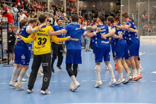 Die Balinger Spieler feiern den Auswaertssieg vor ihren Fans. TuSEM Essen vs. HBW Balingen Weilstetten, Handball, 2. HBL, 27. Spieltag, Saison 2025 2026, 10.04.2026 TuSEM Essen vs. HBW Balingen Weilstetten, Handball, 2. HBL, 27. Spieltag, Saison 2025 2026, 10.04.2026 Essen *** The Balingen players celebrate the away win in front of their fans TuSEM Essen vs HBW Balingen Weilstetten, Handball, 2 HBL, Matchday 27, Season 2025 2026, 10 04 2026 TuSEM Essen vs HBW Balingen Weilstetten, Handball, 2 HBL, Matchday 27, Season 2025 2026, 10 04 2026 Essen Copyright: xEibner-Pressefoto ThomasxHaeslerx EP_THR