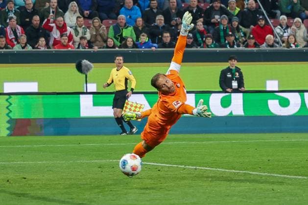Nationaltorhueter Oliver Baumann 1 (TSG 1899 Hoffenheim) kann das 1:0 durch Alexis Claude-Maurice 20 (FC Augsburg) nicht verhindern, FC Augsburg vs. TSG 1899 Hoffenheim, Fussball, Maenner, Bundesliga, Saison 2025 2026, Rueckrunde, 29. Spieltag, 10.04.2026 DFB regulations prohibit any use of photographs as image sequences and or quasi-video Augsburg Bayern Deutschland *** Nationaltorhueter Oliver Baumann 1 TSG 1899 Hoffenheim can not prevent the 1 0 by Alexis Claude Maurice 20 FC Augsburg, FC Augsburg vs TSG 1899 Hoffenheim, Football, Men, Bundesliga, Season 2025 2026, Second round, 29 Matchday, 10 04 2026 DFB regulations prohibit any use of photographs as image sequences and or quasi video Augsburg Bayern Germany Copyright: xkolbert-press MartinxAgüerax