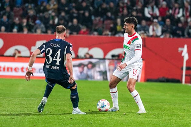 Fussball: Deutschland: 1. Bundesliga 2025 2026 - 29. Spieltag, 10.04.2026 - FC Augsburg vs. TSG Hoffenheim - WWK Arena (Augsburg, Deutschland); Vladimir Coufal (TSG Hoffenheim), Dimitrios Giannoulis (FC Augsburg) *** Soccer Germany 1 Bundesliga 2025 2026 Matchday 29, 10 04 2026 FC Augsburg vs TSG Hoffenheim WWK Arena Augsburg, Germany Vladimir Coufal TSG Hoffenheim , Dimitrios Giannoulis FC Augsburg Copyright: xLUKAxKOLANOVICx
