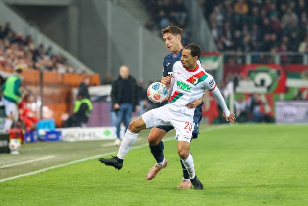 Robin Hranac (TSG 1899 Hoffenheim, 02) mit Alexis Claude-Maurice (FC Augsburg, 20), GER, FC Augsburg vs. TSG 1899 Hoffenheim, Fussball, Bundesliga, 29. Spieltag, Saison 2025 2026, 10.04.2026, DFL DFB REGULATIONS PROHIBIT ANY USE OF PHOTOGRAPHS as IMAGE SEQUENCES and or QUASI-VIDEO, GER, FC Augsburg vs. TSG 1899 Hoffenheim, Fussball, Bundesliga, 29. Spieltag, Saison 2025 2026, 10.04.2026 Augsburg *** Robin Hranac TSG 1899 Hoffenheim, 02 with Alexis Claude Maurice FC Augsburg, 20 , GER, FC Augsburg vs TSG 1899 Hoffenheim, Football, Bundesliga, Matchday 29, Season 2025 2026, 10 04 2026, DFL DFB REGULATIONS PROHIBIT ANY USE OF PHOTOGRAPHS as IMAGE SEQUENCES and or QUASI VIDEO, GER, FC Augsburg vs TSG 1899 Hoffenheim, Football, Bundesliga, Matchday 29, Season 2025 2026, 10 04 2026 Augsburg Copyright: xEibner-Pressefoto JennixMaulx EP_JML