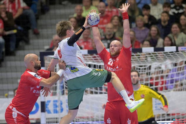Morten Hempel Jensen GWD Minden 9 on the ball , Adrian Sipos MT Melsungen 8 L ,Arnar Freyr Arnarsson MT Melsungen 21 in defense , GER, MT Melsungen TSV GWD Minden, Handball, 1 Bundesliga, 28 Matchday, Season 2025 2026, 10 04 2026, GER, MT Melsungen TSV GWD Minden, Handball, 1 Bundesliga, 28 Matchday, Season 2025 2026, 10 04 2026 Kassel Copyright: xEibner-Pressefotox xRolandxSippex EP_RSL