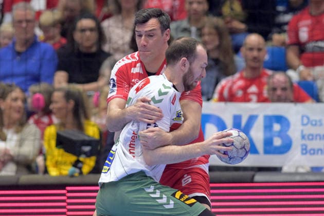 Alexander Weck GWD Minden 73 on the ball , Isaias Guadiola Villaplana MT Melsungen 40 , GER, MT Melsungen TSV GWD Minden, Handball, 1 Bundesliga, 28 Matchday, Season 2025 2026, 10 04 2026, GER, MT Melsungen TSV GWD Minden, Handball, 1 Bundesliga, 28 Matchday, Season 2025 2026, 10 04 2026 Kassel Copyright: xEibner-Pressefotox xRolandxSippex EP_RSL