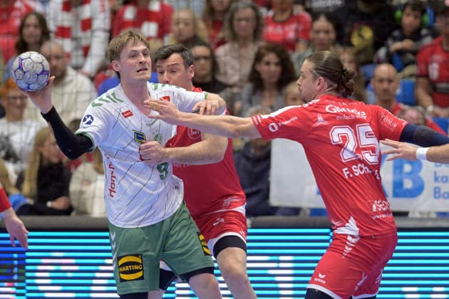 Morten Hempel Jensen GWD Minden 9 on the ball , Isaias Guadiola Villaplana MT Melsungen 40 , Olle Forsell Schefvert MT Melsungen 25 , GER, MT Melsungen TSV GWD Minden, Handball, 1 Bundesliga, 28 Matchday, Season 2025 2026, 10 04 2026, GER, MT Melsungen TSV GWD Minden, Handball, 1 Bundesliga, 28 Matchday, Season 2025 2026, 10 04 2026 Kassel Copyright: xEibner-Pressefotox xRolandxSippex EP_RSL
