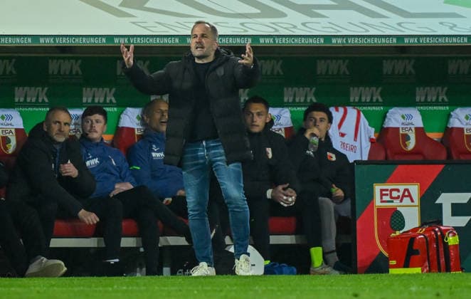 10.04.2026, xemx, Fussball 1.Bundesliga, FC Augsburg - TSG Hoffenheim v.l. Cheftrainer Manuel Baum (FC Augsburg) enttaeuscht, enttaeuscht schauend, dissapointed, traurig, frustriert (DFL DFB REGULATIONS PROHIBIT ANY USE OF PHOTOGRAPHS as IMAGE SEQUENCES and or QUASI-VIDEO) Augsburg *** 10 04 2026, xemx, Soccer 1 Bundesliga, FC Augsburg TSG Hoffenheim v l Head Coach Manuel Baum FC Augsburg disappointed, disappointed looking, dissapointed, sad, frustrated DFL DFB REGULATIONS PROHIBIT ANY USE OF PHOTOGRAPHS as IMAGE SEQUENCES and or QUASI VIDEO Augsburg