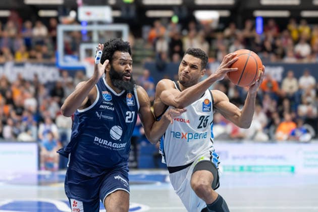RJ Gunn MBC, 21 , Kenneth Ogbe Hamburg, 25 , Syntainics MBC vs Veolia Towers Hamburg, Basketball, 1 Bundesliga, Men, 29 Matchday, Season 2025 26, 10 04 2026 Weißenfels Stadthalle Sachsen Anhalt Germany