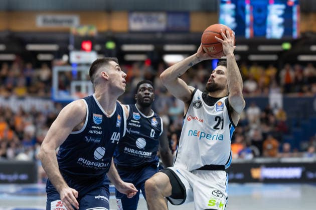 Jure Planinic MBC, 44 , Khyri Thomas MBC, 0 , Devon Daniels Hamburg, 21 , Syntainics MBC vs Veolia Towers Hamburg, Basketball, 1 Bundesliga, Men, Matchday 29, Season 2025 26, 10 04 2026 Weißenfels Stadthalle Sachsen Anhalt Germany