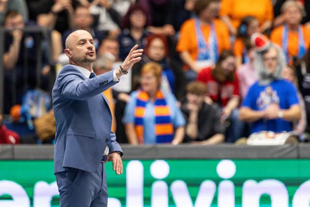 GER, easy Credit Basketball Bundesliga, Syntainics MBC Veolia Towers Hamburg 10 04 2026, Stadthalle, Weißenfels, GER, easy Credit Basketball Bundesliga, Syntainics MBC Veolia Towers Hamburg Milenko Bogicevic Head Coach , Syntainics MBC gives hand signal Â Photo Alexander Trienitz Weißenfels Stadthalle Sachsen Anhalt Germany