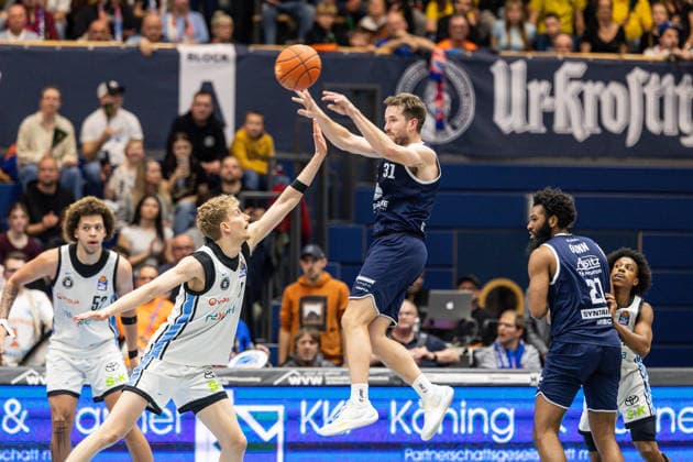 GER, easy Credit Basketball Bundesliga, Syntainics MBC Veolia Towers Hamburg 10 04 2026, Stadthalle, Weißenfels, GER, easy Credit Basketball Bundesliga, Syntainics MBC Veolia Towers Hamburg Spencer Reaves Syntainics MBC, 31 , Zsombor Maronka Veolia Towers Hamburg, 5 Â Photo Alexander Trienitz Weißenfels Stadthalle Sachsen Anhalt Germany