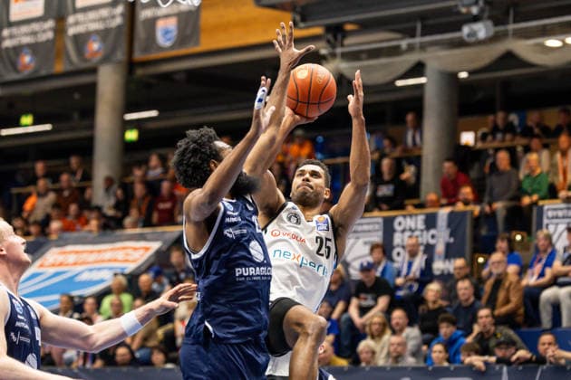 GER, easy Credit Basketball Bundesliga, Syntainics MBC Veolia Towers Hamburg 10 04 2026, Stadthalle, Weißenfels, GER, easy Credit Basketball Bundesliga, Syntainics MBC Veolia Towers Hamburg Kenneth Ogbe Veolia Towers Hamburg, 25 , RJ Gunn Syntainics MBC, 21 Â Photo Alexander Trienitz Weißenfels Stadthalle Sachsen Anhalt Germany
