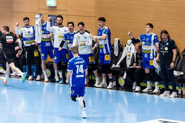 10 04 2026, GER, Handball, Men, Season 25 26, Daikin 1 Bl, 28 Matchday, ThSV Eisenach TSV Hannover Burgdorf Cheering on the substitutes bench of ThSV Eisenach, with in the picture Matija Spikic ThSV Eisenach,1 , Dominik Solak ThSV Eisenach,30 , Alexander Saul ThSV Eisenach,95 , Timothy Reichmuth ThSV Eisenach,5 , Moritz Ende ThSV Eisenach,21 , Justin Kurch ThSV Eisenach,52 , 99817 Eisenach Werner Assmann Halle Am Sportp Thueringen Germany