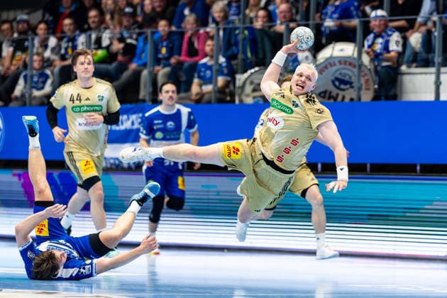 10.04.2026, GER, Handball, Maenner, Saison 25 26, Daikin 1.Bl, 28.Spieltag, ThSV Eisenach - TSV Hannover-Burgdorf Felix Aellen (ThSV Eisenach,22), Justus Fischer (TSV Hannover-Burgdorf) 99817 Eisenach Werner-Assmann-Halle Am Sportp Thueringen Deutschland *** 10 04 2026, GER, Handball, Men, Season 25 26, Daikin 1 Bl, 28 Matchday, ThSV Eisenach TSV Hannover Burgdorf Felix Aellen ThSV Eisenach,22 , Justus Fischer TSV Hannover Burgdorf 99817 Eisenach Werner Assmann Halle Am Sportp Thueringen Germany