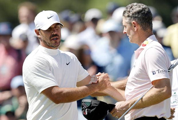 Golf 2026 Masters Tournament - Round 2 Brooks Koepka (L) of the USA and Justin Rose of England shake hands on Hole 18 at the end of their round in Round 2 of the 2026 Masters tournament in August, Georgia, USA, 10 April 2026. Augusta United States  Copyright: xERIKxS.xLESSERx