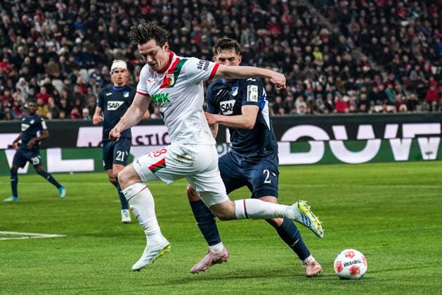 Fussball: Deutschland: 1. Bundesliga 2025 2026 - 29. Spieltag, 10.04.2026 - FC Augsburg vs. TSG Hoffenheim - WWK Arena (Augsburg, Deutschland); Michael Gregoritsch (FC Augsburg), Robin Hranac (TSG Hoffenheim) *** Soccer Germany 1 Bundesliga 2025 2026 Matchday 29, 10 04 2026 FC Augsburg vs TSG Hoffenheim WWK Arena Augsburg, Germany Michael Gregoritsch FC Augsburg , Robin Hranac TSG Hoffenheim Copyright: xLUKAxKOLANOVICx
