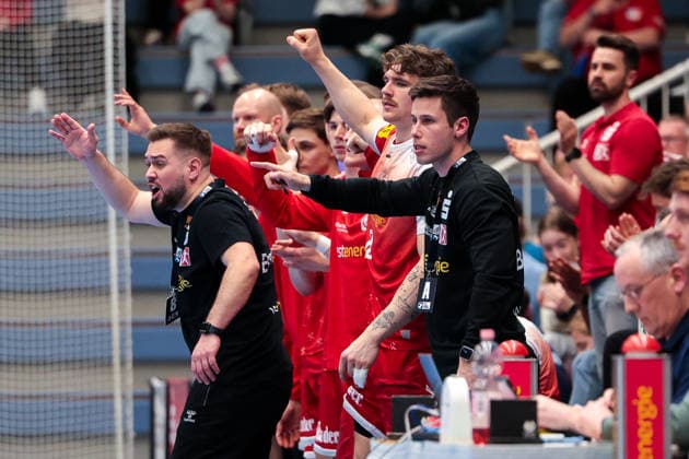 10.04.2026, 27. Spieltag der 2. Handball Bundesliga, TuSEM Essen - HBW Balingen Weilstetten, v. l. Trainer Kenji Hövels (TuSEM Essen), Co-Trainer Florian Buddenborg (TuSEM Essen). Essen Am Hallo NRW Deutschland xRHR-FOTO DEx *** 10 04 2026, 27 Matchday of the 2 Handball Bundesliga, TuSEM Essen HBW Balingen Weilstetten, f l Coach Kenji Hövels TuSEM Essen , Co Coach Florian Buddenborg TuSEM Essen Essen Am Hallo NRW Germany xRHR PHOTO DEx Copyright: DennisxEwert RHR-FOTOx RHR-FOTO DE
