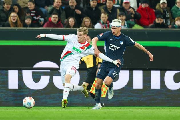 im Zweikampf, Aktion, mit Anton Kade 30 (FC Augsburg), Albian Hajdari 21 (TSG 1899 Hoffenheim), FC Augsburg vs. TSG 1899 Hoffenheim, Fussball, 1. Bundesliga, 29. Spieltag, 10.04.2026 DFB regulations prohibit any use of photographs as image sequences and or quasi-video Augsburg Bayern Deutschland *** in duel, action, with Anton Kade 30 FC Augsburg , Albian Hajdari 21 TSG 1899 Hoffenheim , FC Augsburg vs TSG 1899 Hoffenheim, Football, 1 Bundesliga, 29 Matchday, 10 04 2026 DFB regulations prohibit any use of photographs as image sequences and or quasi video Augsburg Bayern Germany Copyright: xkolbert-press ChristianxKolbertx