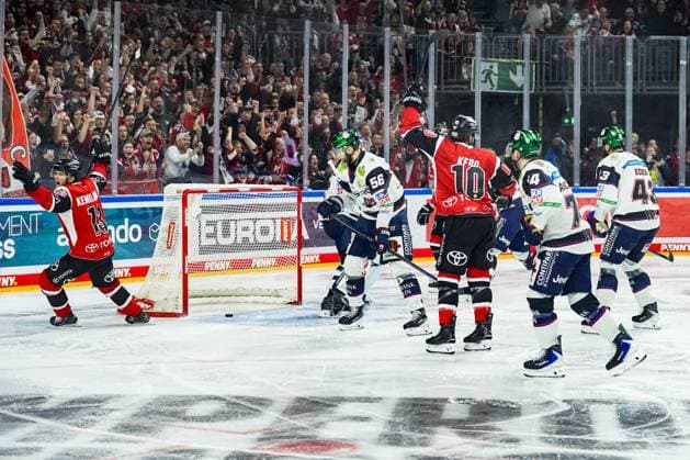 Eishockey Penny-DEL Playoff-Halbfinale Spiel2 Kölner Haie - Eisbären Berlin am 10.04.2026 in der Lanxess Arena in Köln Tor für Köln zum 1:1 durch Patrick Russell ( Köln ), nicht im Bild Gemäß den Vorgaben der DEL Deutsche Eishockey Liga ist die Publikation und Weiterverwertung der Aufnahmen in elektronischen Medien und Endgeräten aller Art während des laufenden Spiels nicht zulässig. *** Ice Hockey Penny DEL Playoff Semifinal Game2 Kölner Haie Eisbären Berlin on 10 04 2026 at the Lanxess Arena in Cologne Goal for Cologne to 1 1 by Patrick Russell Köln , not in picture According to the regulations of the DEL German Ice Hockey League, the publication and further use of the recordings in electronic media and end devices of all kinds during the ongoing game is not permitted xDMx