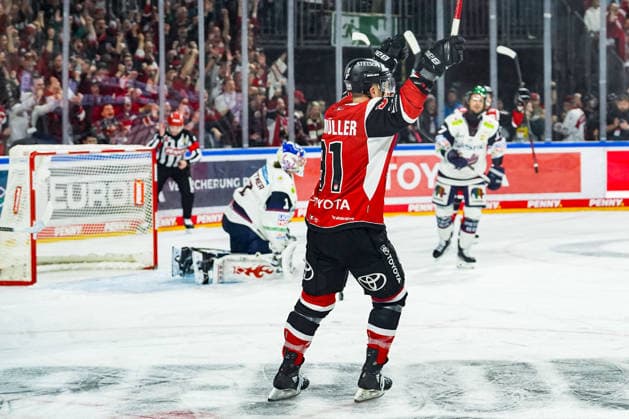 Eishockey Penny-DEL Playoff-Halbfinale Spiel2 Kölner Haie - Eisbären Berlin am 10.04.2026 in der Lanxess Arena in Köln Moritz Müller ( Köln ), mitte - bejubelt den Treffer zum 2:1 durch Patrick Russell ( Köln ), nicht im Bild Gemäß den Vorgaben der DEL Deutsche Eishockey Liga ist die Publikation und Weiterverwertung der Aufnahmen in elektronischen Medien und Endgeräten aller Art während des laufenden Spiels nicht zulässig. *** Ice Hockey Penny DEL Playoff Semifinal Game2 Kölner Haie Eisbären Berlin on 10 04 2026 at the Lanxess Arena in Cologne Moritz Müller Cologne , center celebrates the goal to 2 1 by Patrick Russell Cologne , not in the picture According to the regulations of the DEL German Ice Hockey League, the publication and further use of the recordings in electronic media and end devices of all kinds during the ongoing game is not permitted xDMx