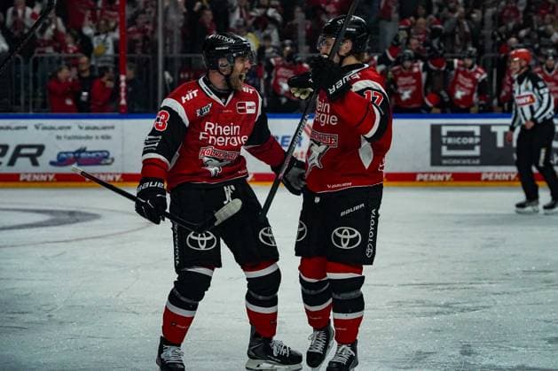 Eishockey Penny-DEL Playoff-Halbfinale Spiel2 Kölner Haie - Eisbären Berlin am 10.04.2026 in der Lanxess Arena in Köln Patrick Russell ( Köln ), links - bedankt sich bei Jan Luca Sennhenn ( Köln ), rechts für den Assist zum 2:1 Gemäß den Vorgaben der DEL Deutsche Eishockey Liga ist die Publikation und Weiterverwertung der Aufnahmen in elektronischen Medien und Endgeräten aller Art während des laufenden Spiels nicht zulässig. *** Ice Hockey Penny DEL Playoff Semifinal Game2 Kölner Haie Eisbären Berlin on 10 04 2026 at the Lanxess Arena in Cologne Patrick Russell Cologne , left thanks Jan Luca Sennhenn Cologne , right for the assist to 2 1 According to the regulations of the DEL German Ice Hockey League, the publication and further use of the recordings in electronic media and end devices of all kinds during the ongoing game is not permitted xDMx