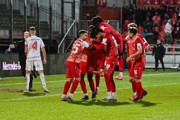 Regionalliga Bayern; FC Würzburger Kickers - FC Bayern München II; 10.04.2026 WÜRZBURG, DEUTSCHLAND - 10. APRIL: grenzenloser Jubel der Hausherren nach dem Siegtreffer zum 2-1 in der Nachspielzeit durch Tarsis BONGA (Würzburger Kickers 30) Tor Torschuetze Freude Happy während dem Match zwischen dem FC Würzburger Kickers und den Amateuren des FC Bayern München am 28. Spieltag der Regionalliga Bayern in der AKON Arena *** Regionalliga Bayern FC Würzburger Kickers FC Bayern München II 10 04 2026 WÜRZBURG, GERMANY 10 APRIL Boundless jubilation from the home side after Tarsis BONGA Würzburger Kickers 30 Goal Goal scorer Happy during the match between FC Würzburger Kickers and FC Bayern Münchens amateurs on matchday 28 of the Regionalliga Bayern at the AKON Arena Copyright: xBEAUTIFULxSPORTS Goldbergx
