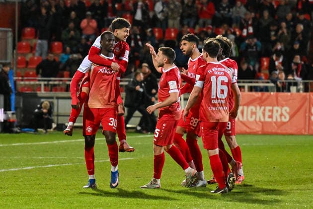 Regionalliga Bayern; FC Würzburger Kickers - FC Bayern München II; 10.04.2026 WÜRZBURG, DEUTSCHLAND - 10. APRIL: grenzenloser Jubel der Hausherren nach dem Siegtreffer zum 2-1 in der Nachspielzeit durch Tarsis BONGA (Würzburger Kickers 30) Tor Torschuetze Freude Happy während dem Match zwischen dem FC Würzburger Kickers und den Amateuren des FC Bayern München am 28. Spieltag der Regionalliga Bayern in der AKON Arena *** Regionalliga Bayern FC Würzburger Kickers FC Bayern München II 10 04 2026 WÜRZBURG, GERMANY 10 APRIL Boundless jubilation from the home side after Tarsis BONGA Würzburger Kickers 30 Goal Goal scorer Happy during the match between FC Würzburger Kickers and FC Bayern Münchens amateurs on matchday 28 of the Regionalliga Bayern at the AKON Arena Copyright: xBEAUTIFULxSPORTS Goldbergx