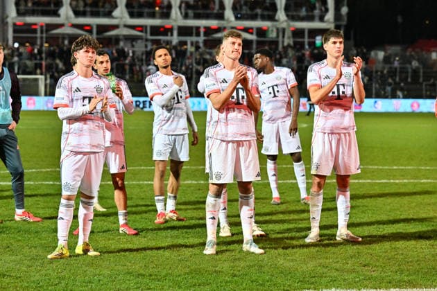 Regionalliga Bayern; FC Würzburger Kickers - FC Bayern München II; 10.04.2026 WÜRZBURG, DEUTSCHLAND - 10. APRIL: niedergeschlagene und traurige Spieler der Bayern bedanken sich nach der Partie bei den mitgereisten Fans nach dem Match zwischen dem FC Würzburger Kickers und den Amateuren des FC Bayern München am 28. Spieltag der Regionalliga Bayern in der AKON Arena *** Regionalliga Bayern FC Würzburger Kickers FC Bayern München II 10 04 2026 WÜRZBURG, GERMANY 10 APRIL Dejected and sad Bayern players thank the fans after the game following the match between FC Würzburger Kickers and FC Bayern München amateurs on matchday 28 of the Regionalliga Bayern at the AKON Arena Copyright: xBEAUTIFULxSPORTS Goldbergx